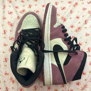 Light Mulberry Womens Air Jordan Retro 1 Mid Se Casual Shoe